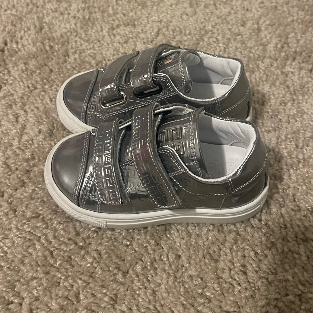 Baby girl size EU 21 authentic Givenchy Sneakers with Box